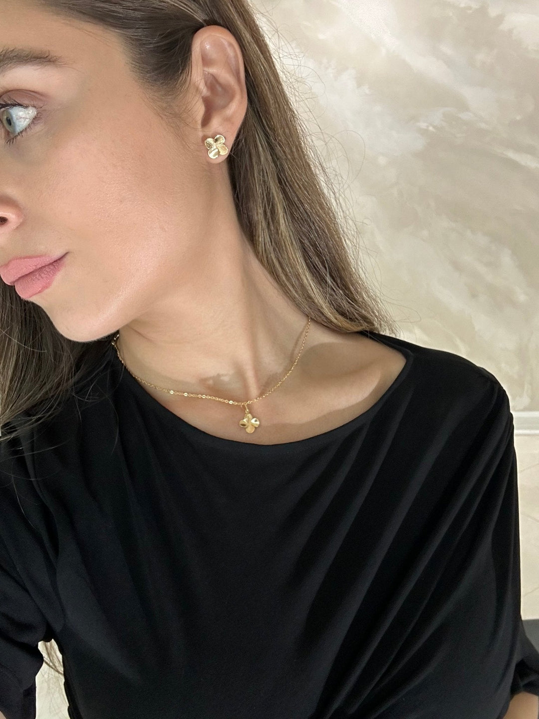 La Petal Clover Stud Earrings